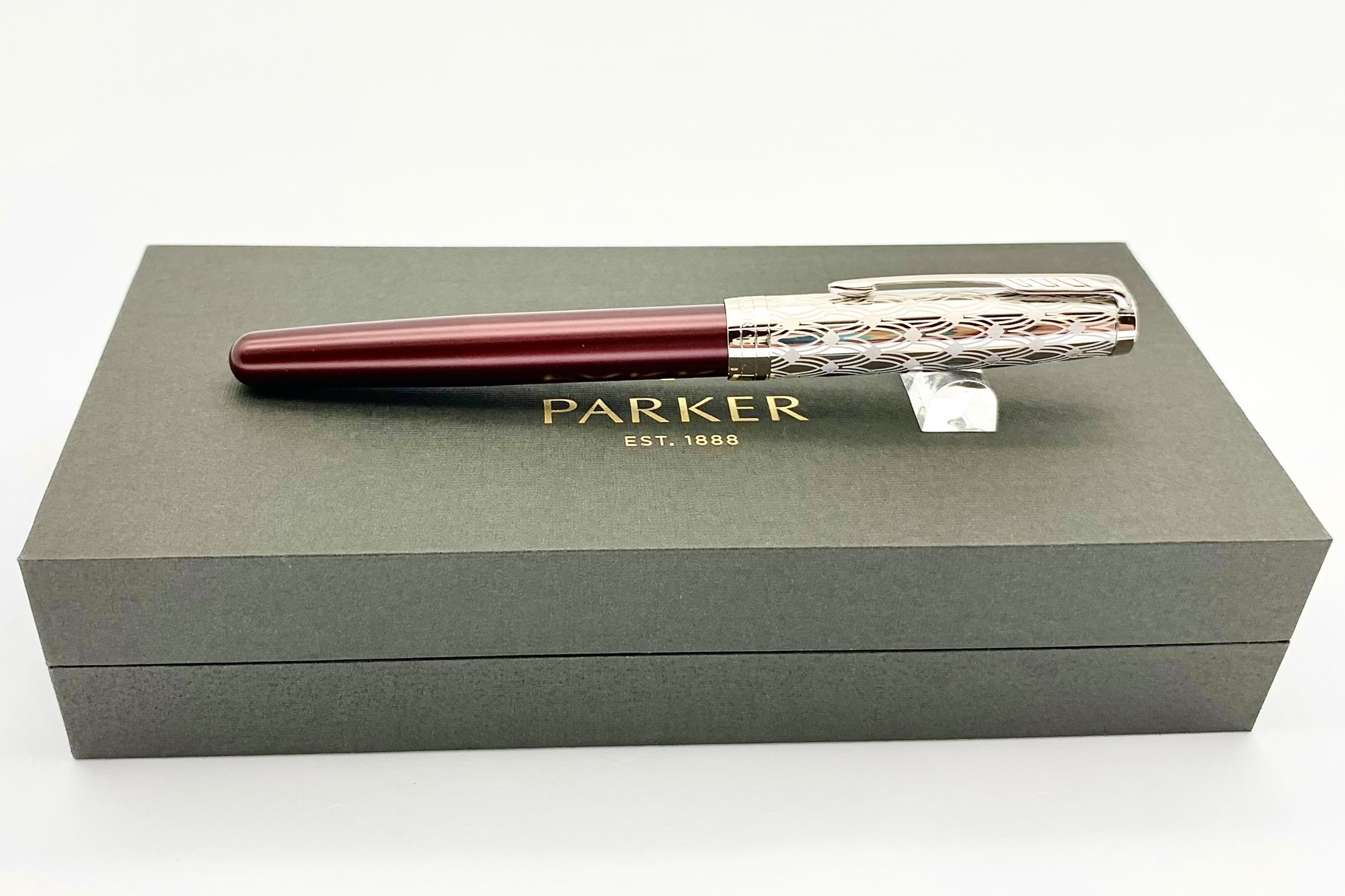 ParkerSonnetMetalAndRedLacquerRollerBallPen_e